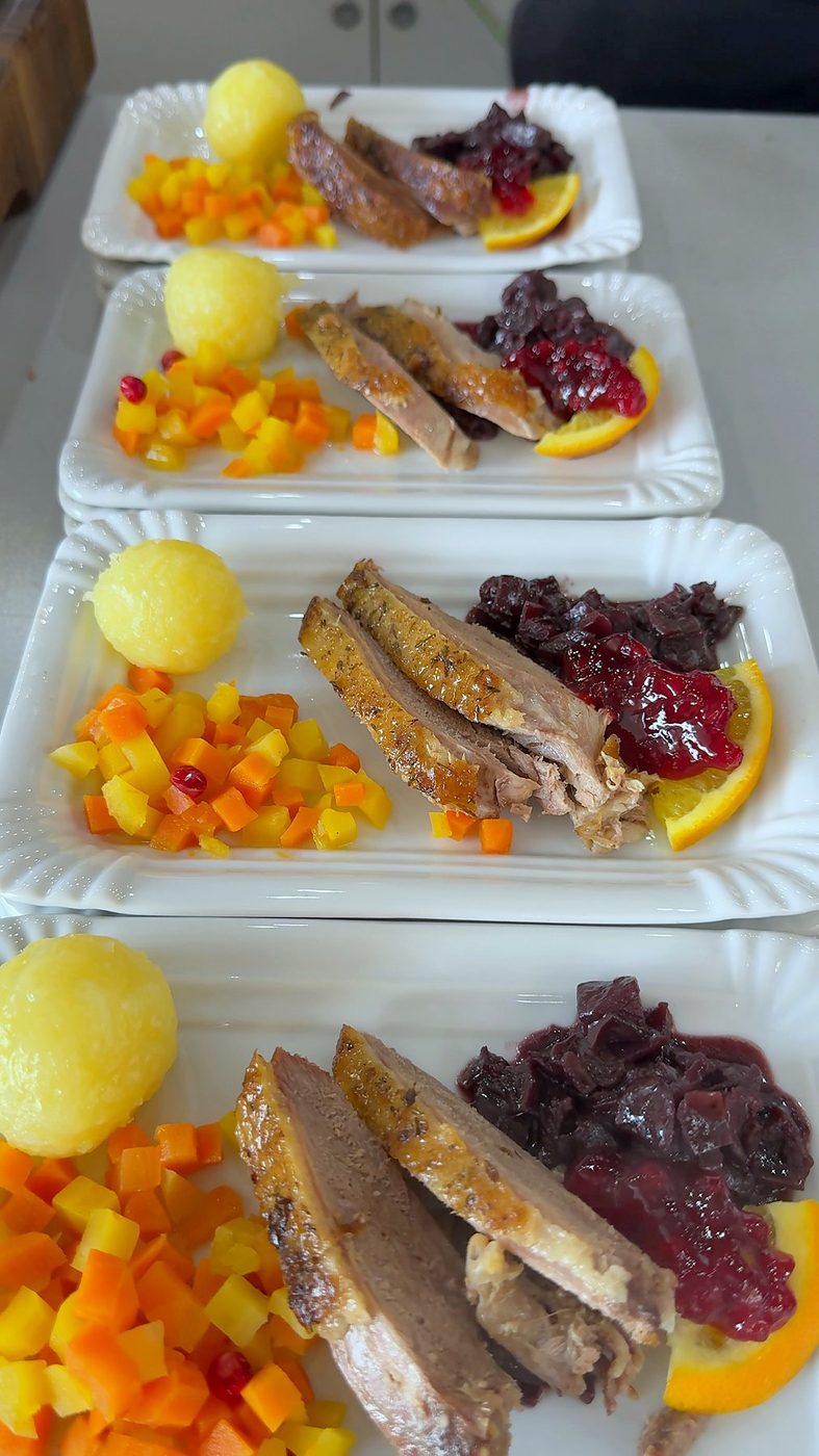 Angerichtete Teller mit Fleisch und Beilagen für die Verkostung