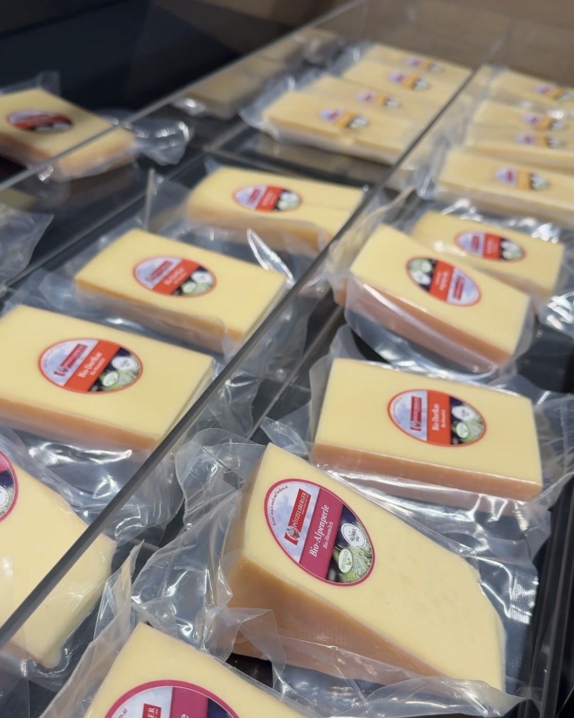 Bio-Heumilchkäse aus Adnet im Kühlregal, vakuumiert