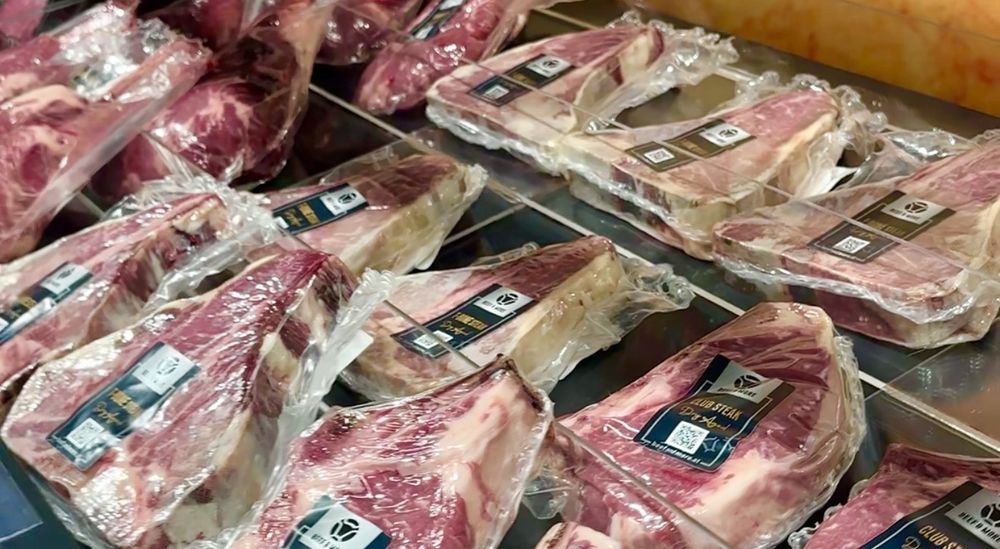 Club-Steaks dry aged im gekühlten Verkaufsraum, vor der Salzsteinwand