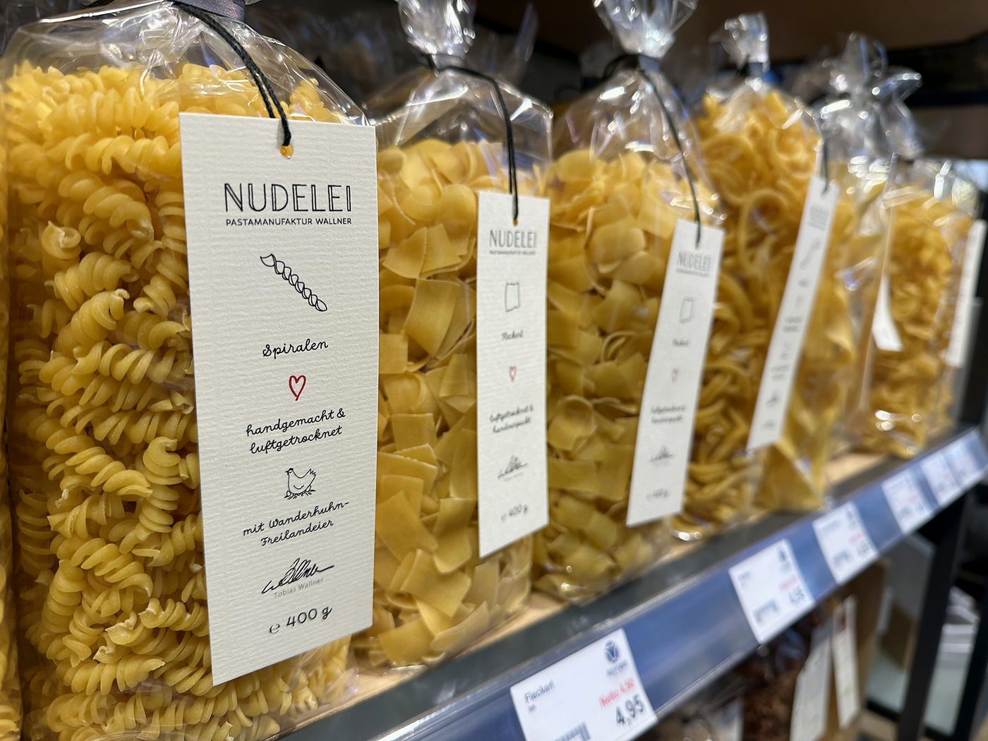 Handgemachte Pasta in Tüten im Regal