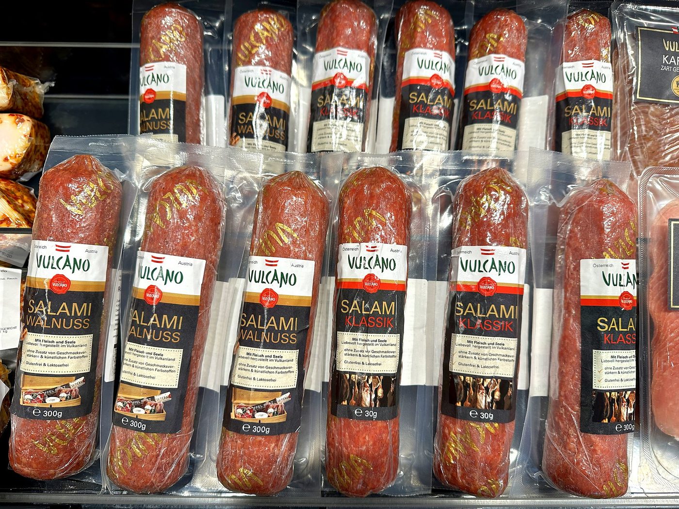 Eine Wand mit Salami-Spezialitäten