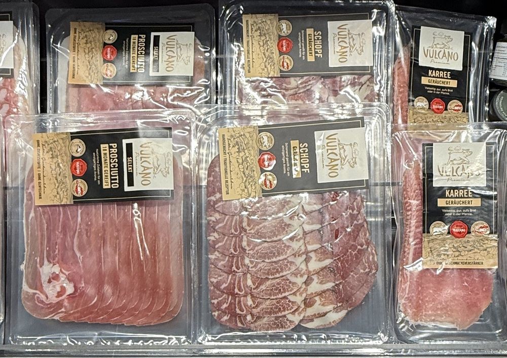 Prosciutto, geräucherter Schopf und Karree von Vulcano im Kühlregal