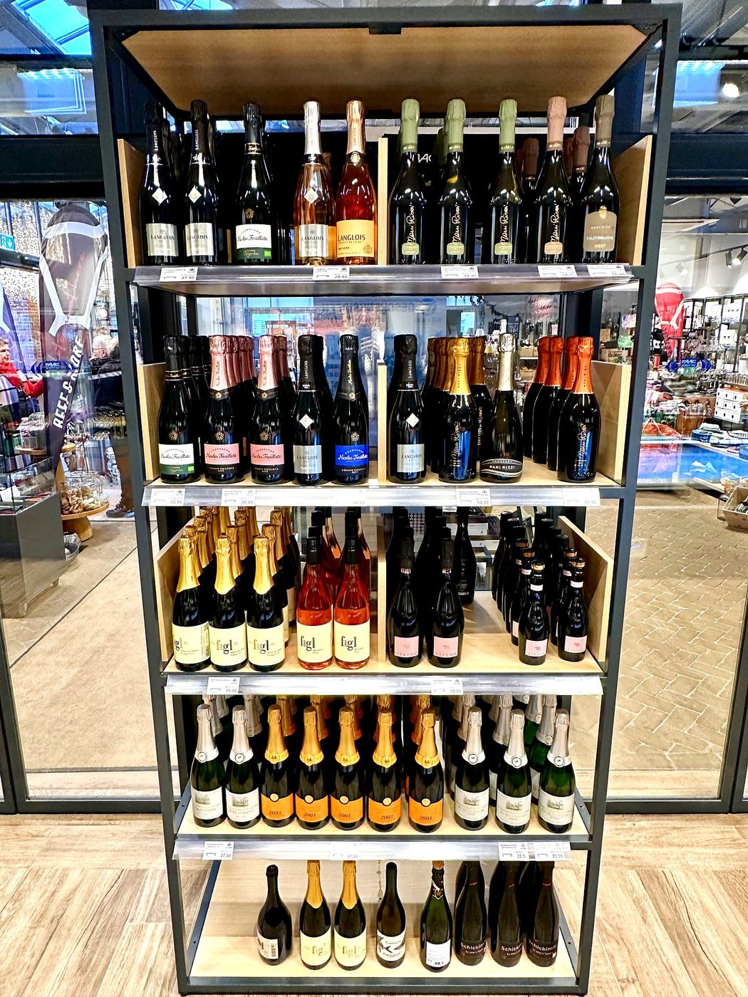 Regal mit Wein, Sekt und Prosecco