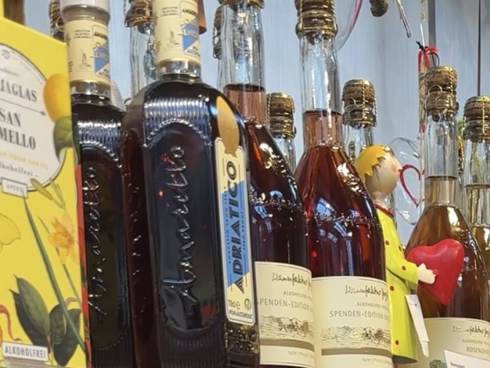 Regal mit alkoholfreien Aperitifs und Cuvées in Glasflaschen