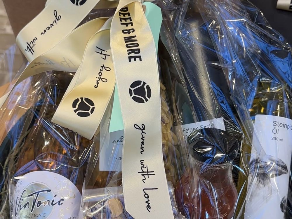 Geschenkkorb mit Feinkost, eingepackt mit der BEEF & MORE Schleife