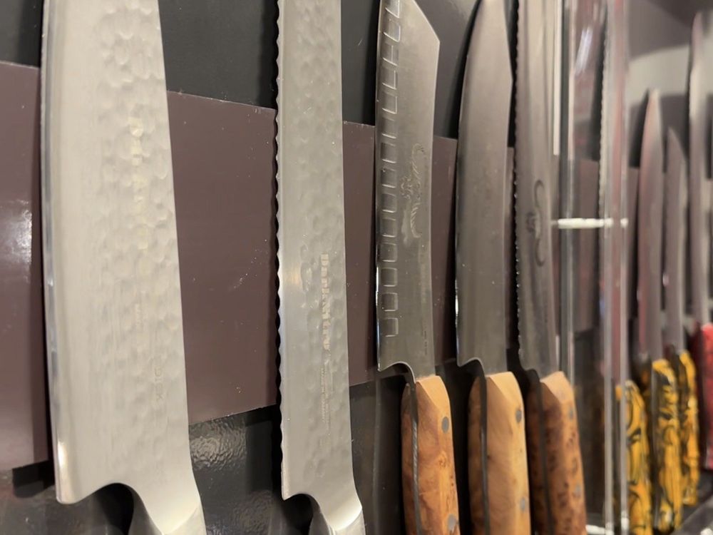 Küchenmesser mit Holzgriffen an einer Magnetleiste