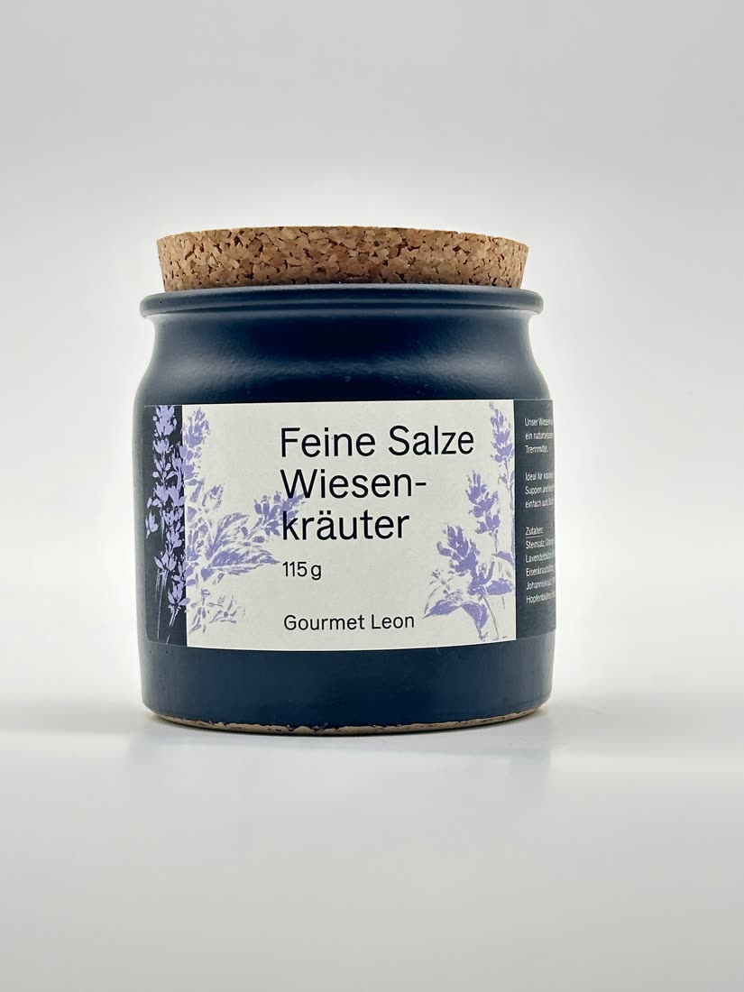 Steinsalz mit Wiesenkräuter im Steintopf